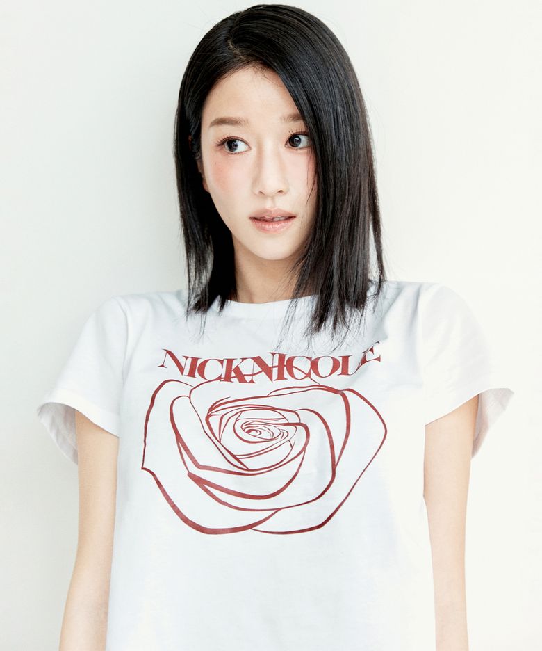 [서예지 PICK] ROSE SIGNATURE CROP TOP_WHITE BURGUNDY