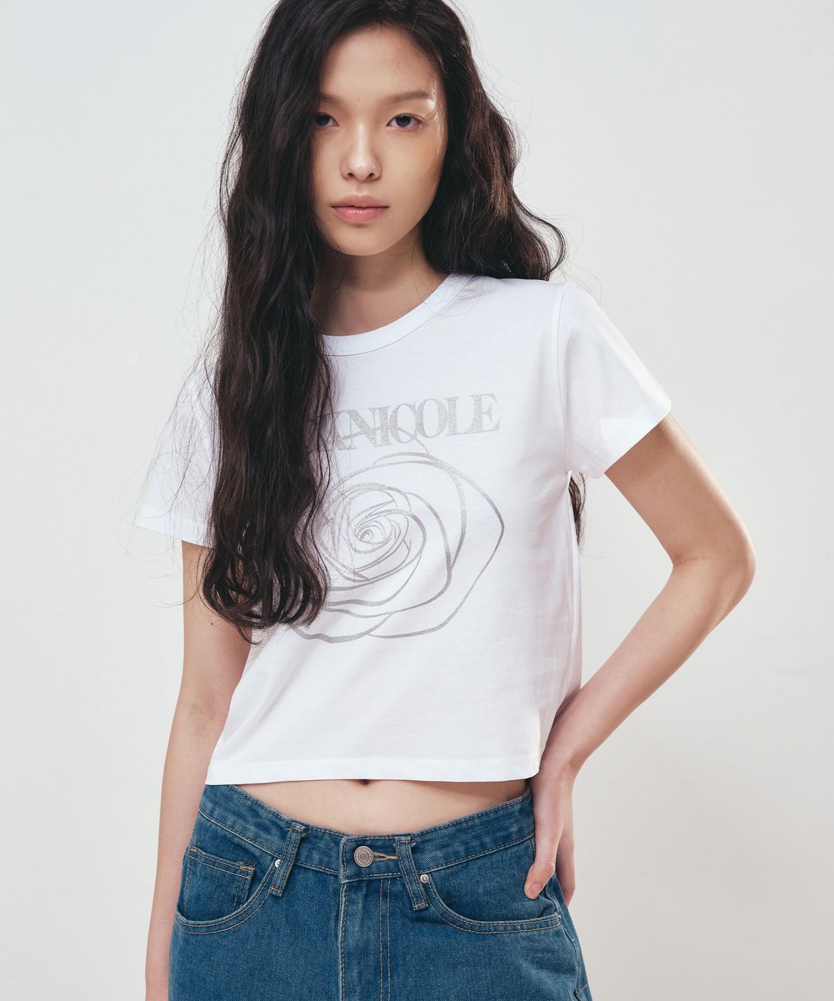 닉앤니콜(NICK&NICOLE) ROSE SIGNATURE CROP TOP_WHITE SILVER