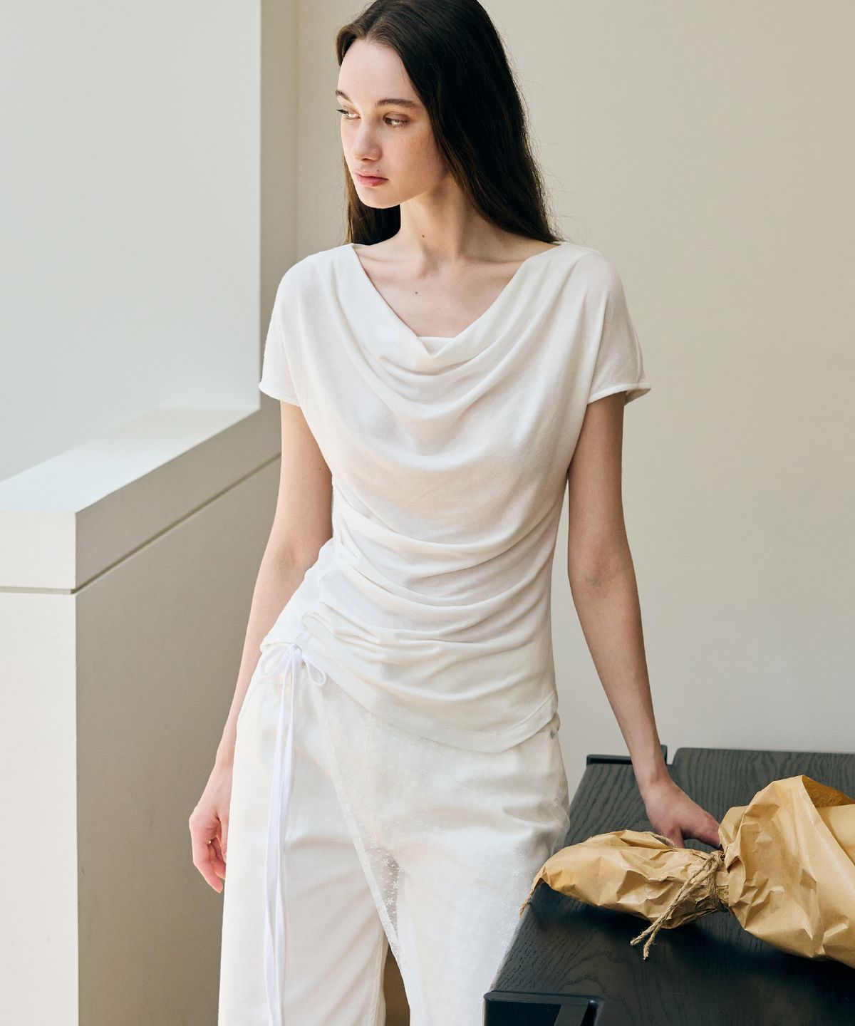 드로우핏 우먼(DRAWFIT WOMEN) 언발란스 턱 드레이피 티셔츠 [WHITE]