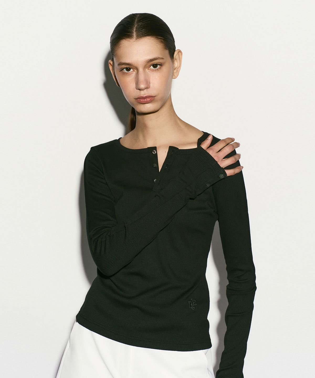 리이(RE RHEE) LONG SLEEVE BUTTON TOP BLACK