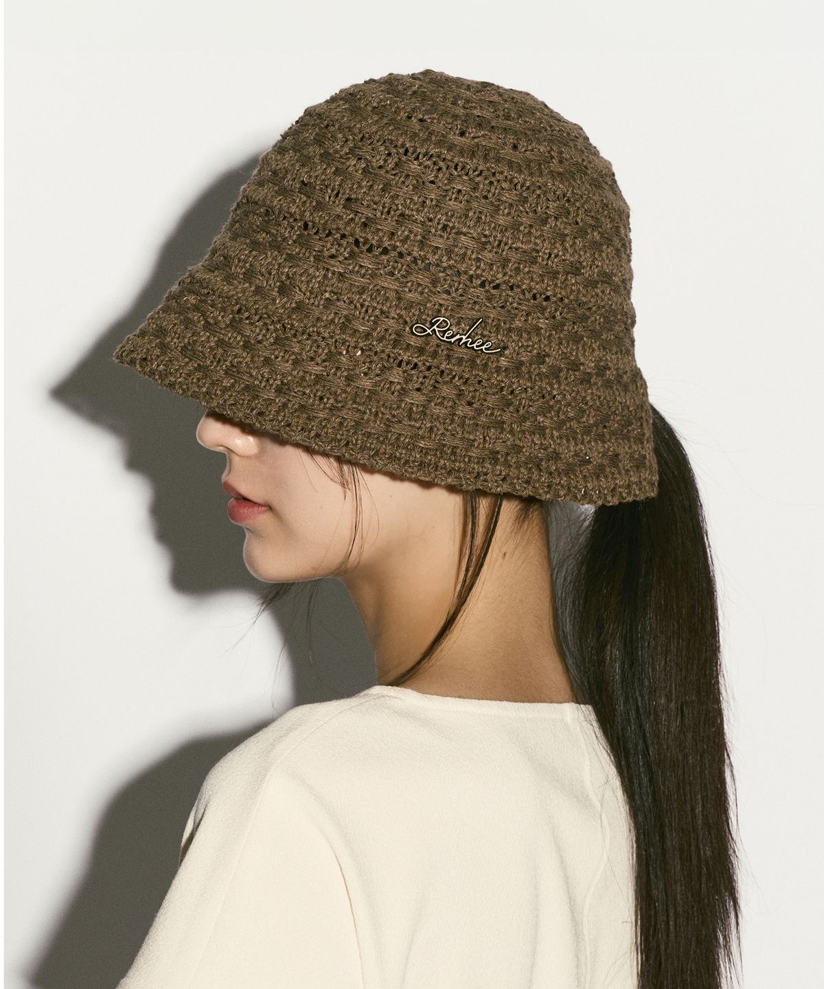 리이(RE RHEE) CROCHET BUCKET HAT KHAKI BROWN