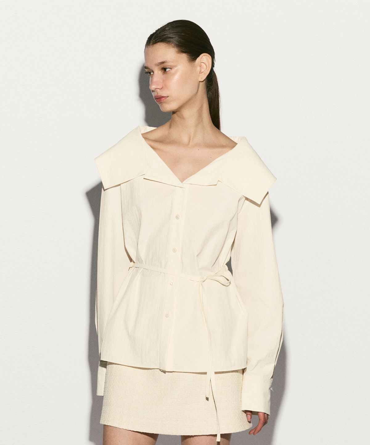 리이(RE RHEE) WIDE COLLAR BELTED BLOUSE CREAM