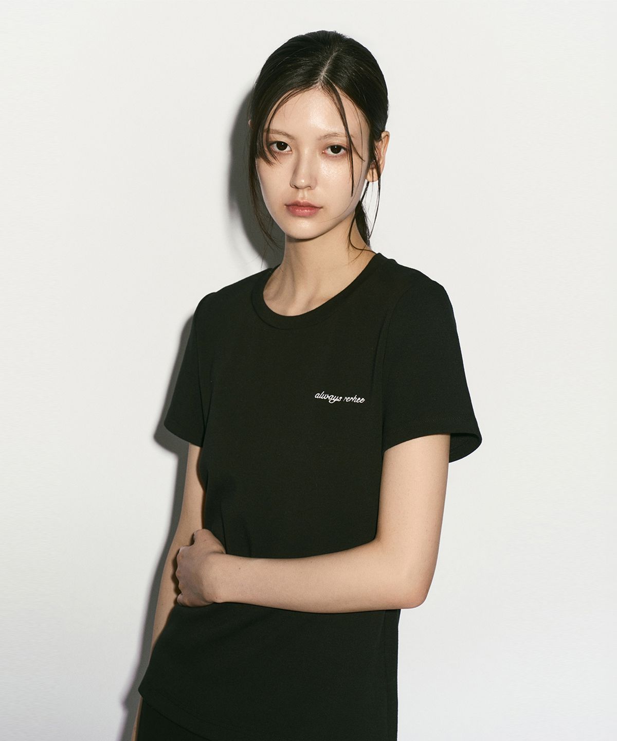 리이(RE RHEE) LOGO EMBROIDERED T-SHIRT BLACK