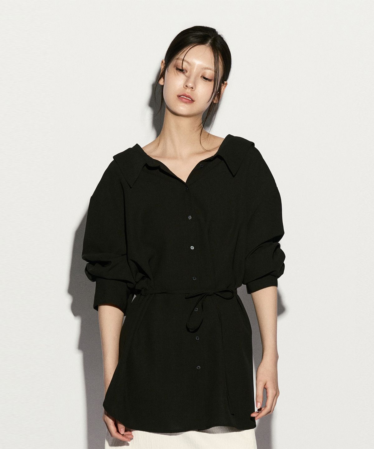 리이(RE RHEE) OFF-SHOULDER TIE-WAIST SHIRTS
