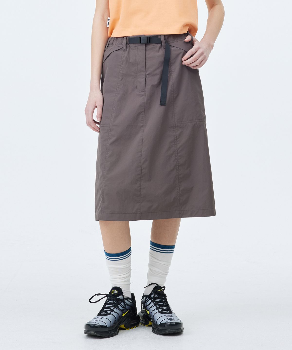 아웃도어 프로덕츠(OUTDOOR PRODUCTS) W MIDI NYLON SKIRT (BROWN)