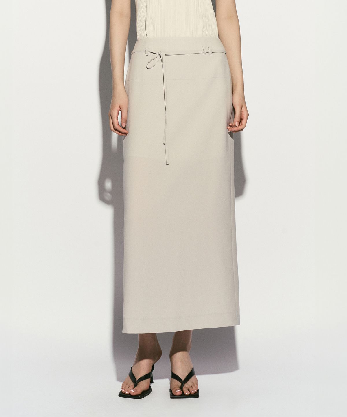 리이(RE RHEE) BELTED MIDI SKIRT DOVE GRAY
