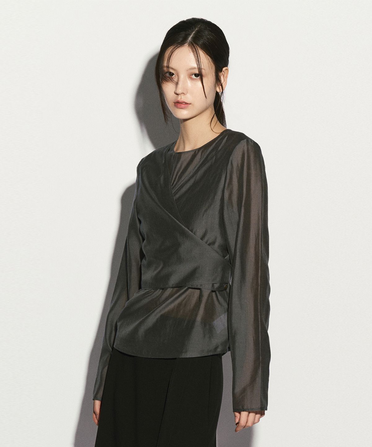 리이(RE RHEE) TIE WRAP BLOUSE CHARCOAL