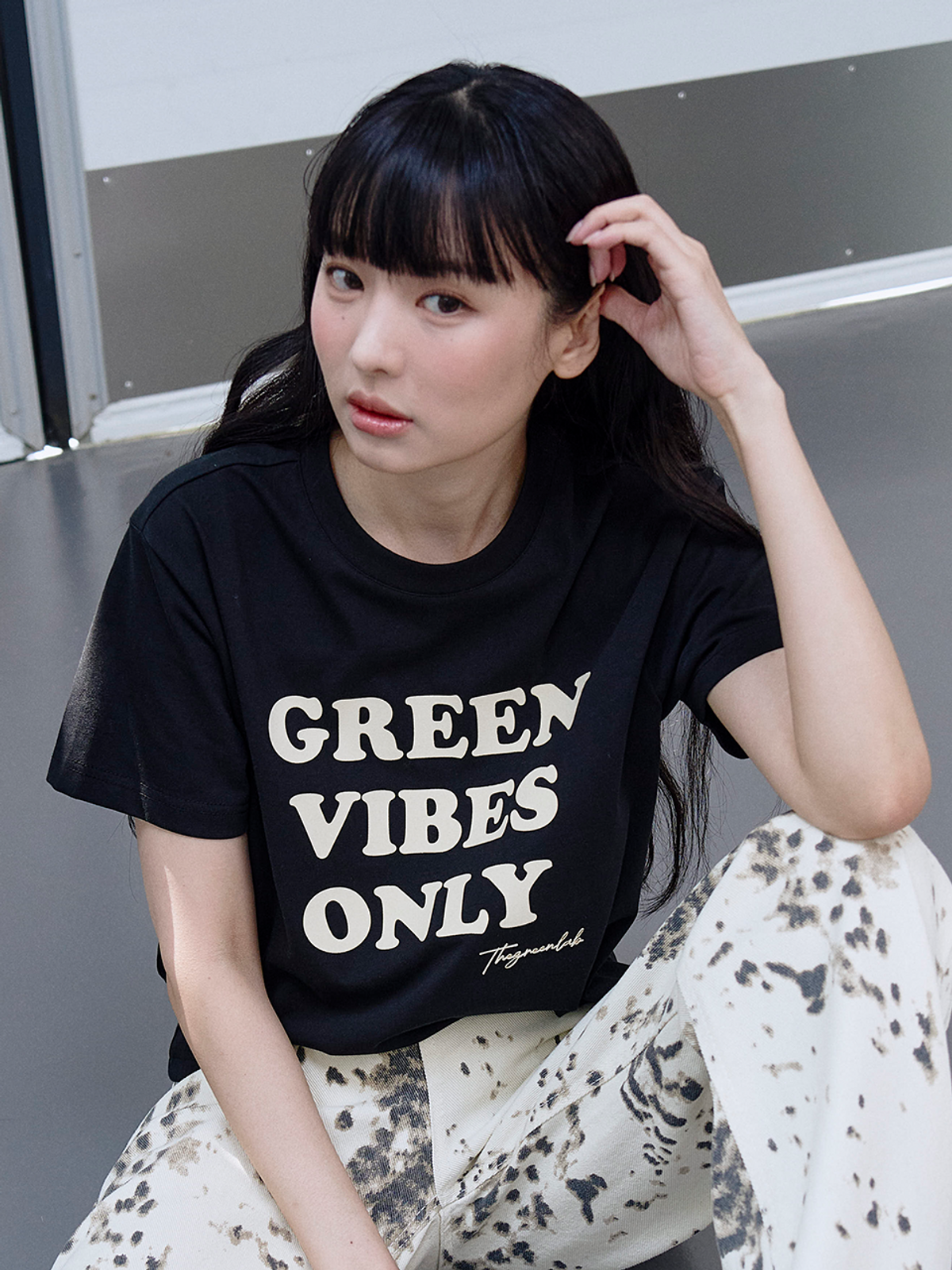더그린랩(THE GREEN LAB) GREEN VIBES ONLY 텍스처 레터링 반팔 티셔츠 [블랙]