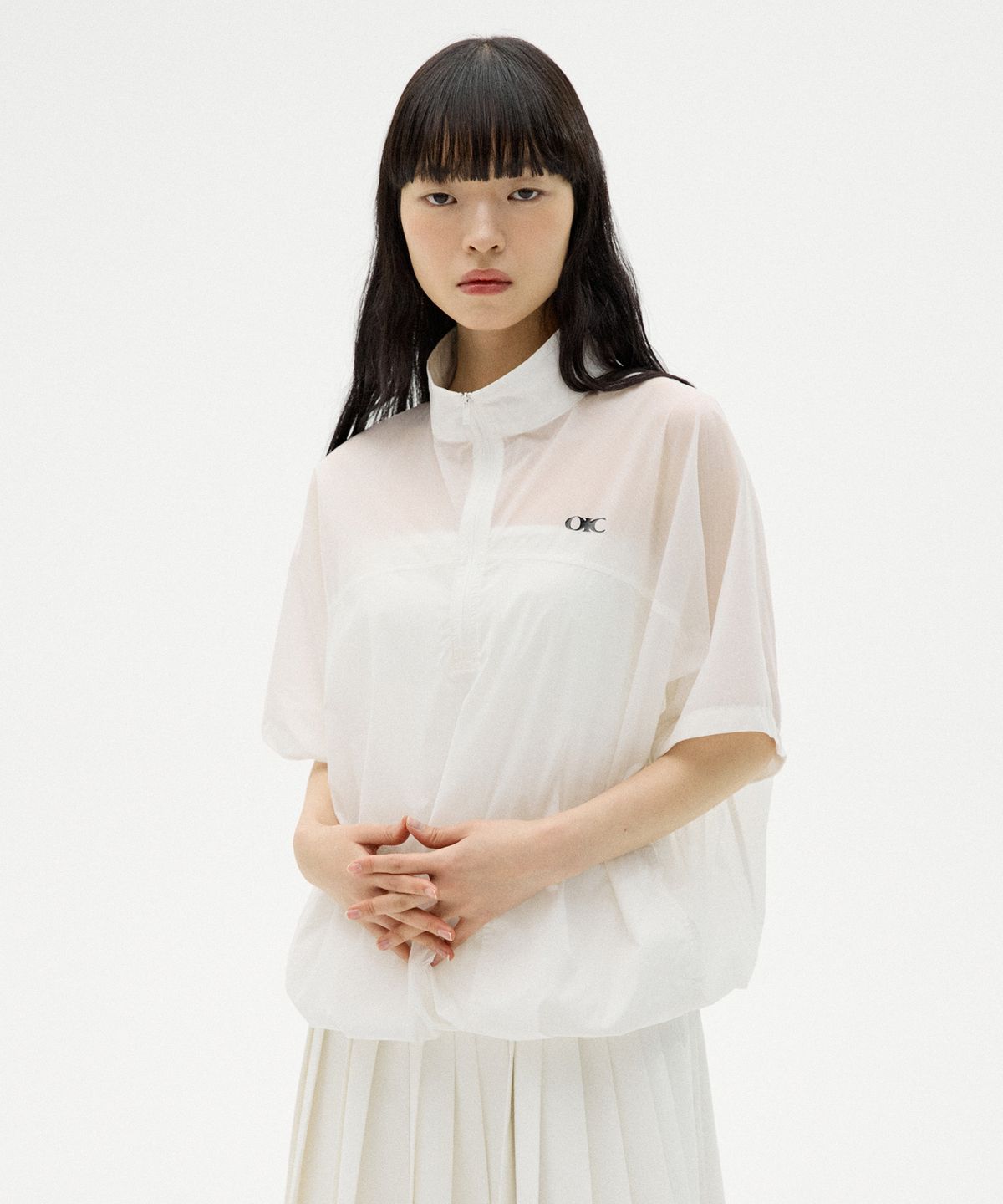 오아이오아이 컬렉션(OIOI COLLECTION) 스몰 로고 시어 오버핏 아노락 [WHITE]