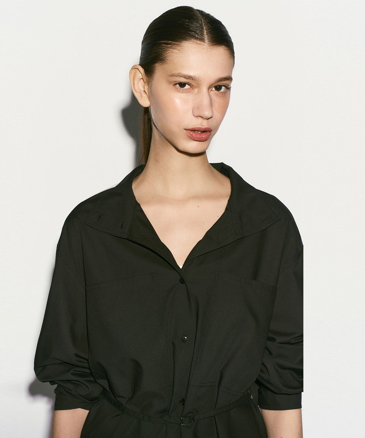 리이(RE RHEE) FUNNEL NECK BELTED BLOUSE BLACK