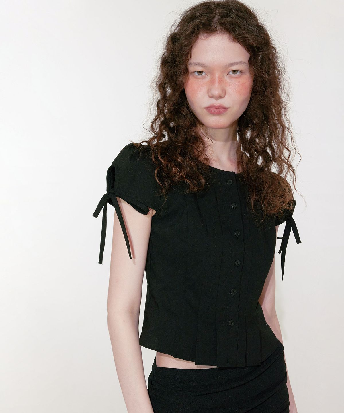 루루서울(LOULOUSEOUL) Classic Pin Tuck Blouse (Black)