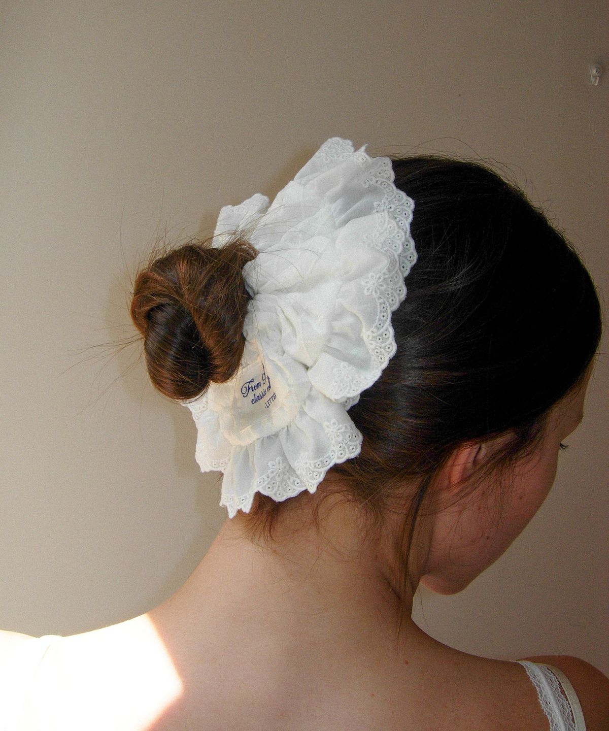 하케쉬(HACKESCH) Jasmin Scrunchie_White