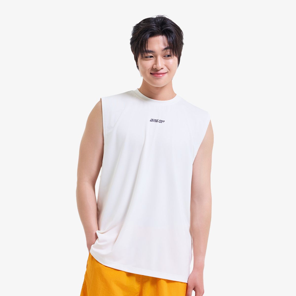 밸롭(BALLOP) 레터링 슬리브리스 래쉬가드 오프화이트