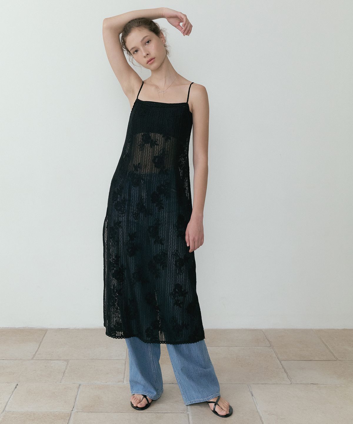 루시르주(LUCIR ZU) Wildeflower Lace Sleeveless One-piece (black)