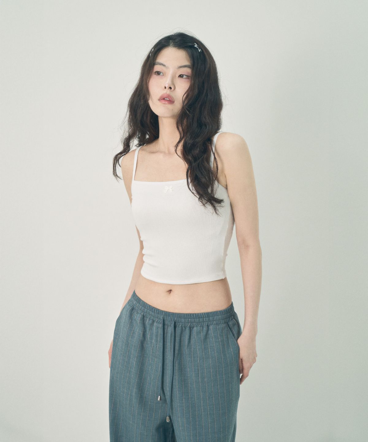 미헤브(MIHEV) 리본 슬리브리스 탑 화이트