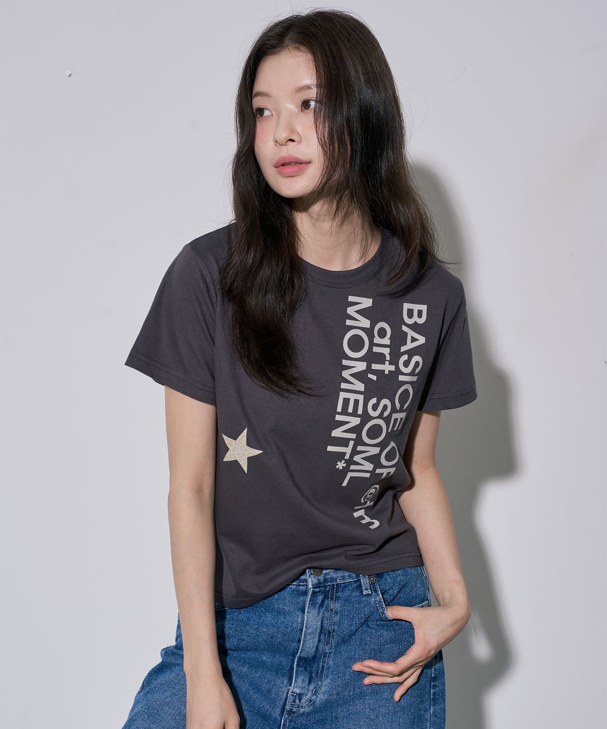 오오엠엘(5OML) 스타 레오파트 레터링 반팔티 차콜