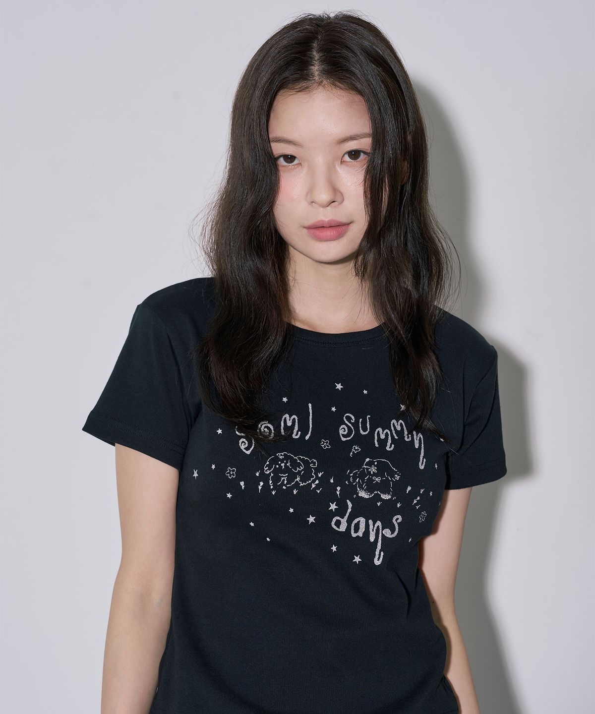 오오엠엘(5OML) 써니 데이즈 실버 프린트 반소매 블랙