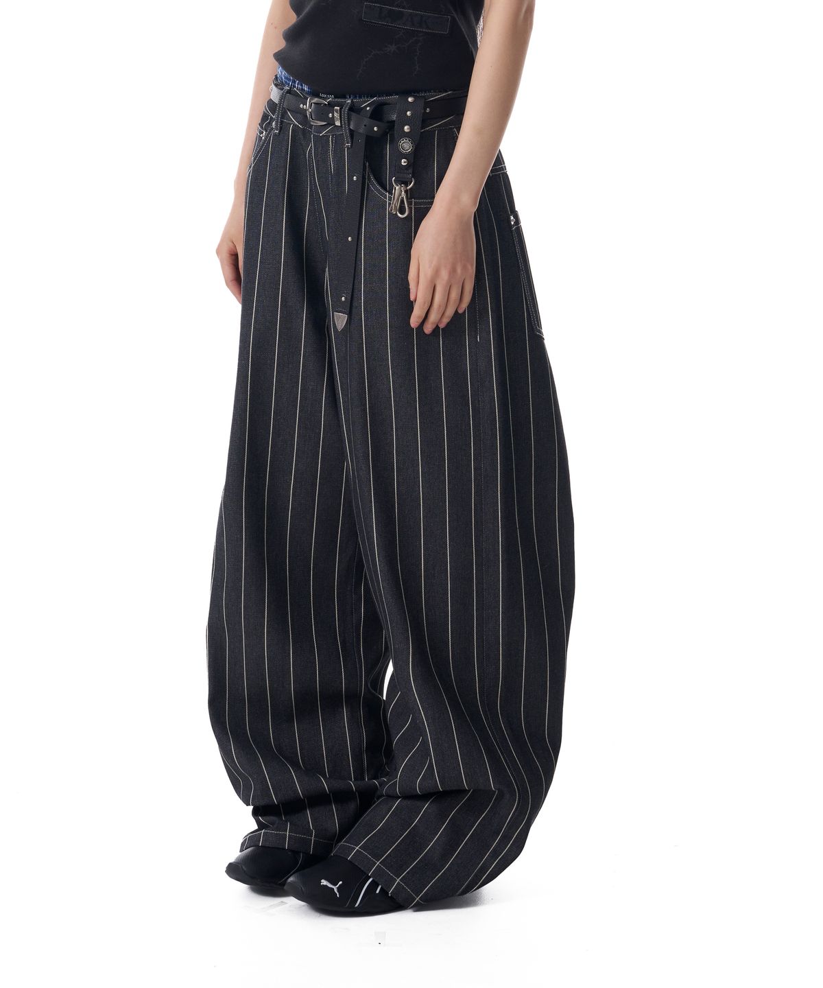 아캄(AAKAM) Striped Cinch Back Denim Pants (Black)