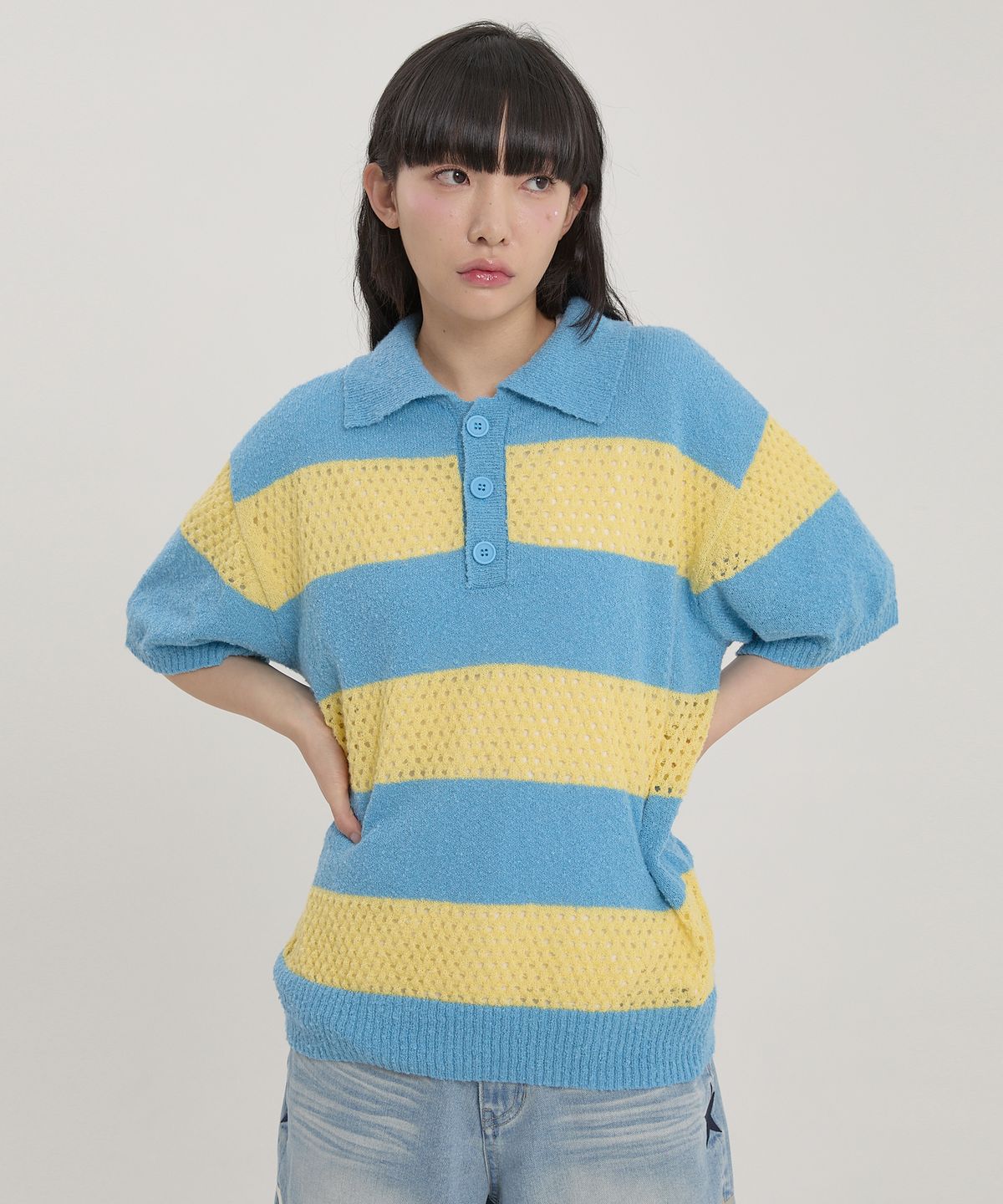 와이케이(WAIKEI) 스카시 스트라이프 카라 반팔 니트 스카이블루