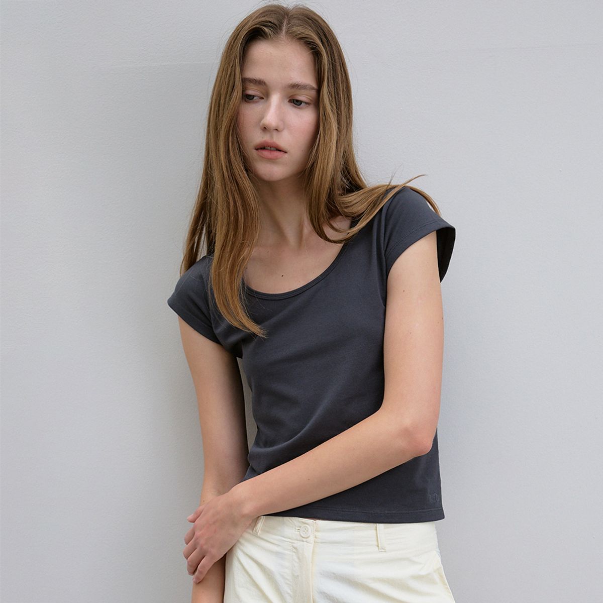 노우드(NOEUD) Lean U-neck tee (Charcoal)