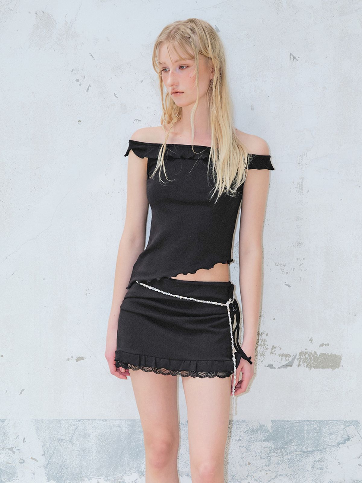 에트몽(ETMON) Eyelet Ruffle Off Shoulder T-Shirt, Black
