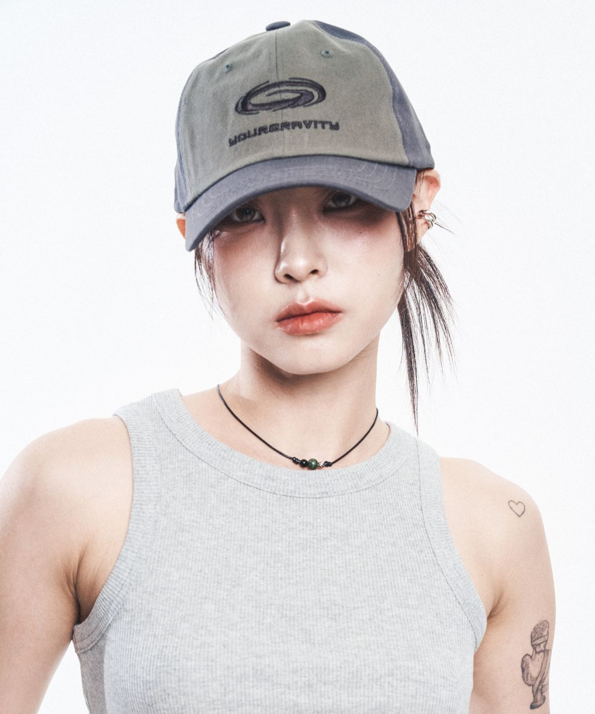 유어그래비티(YOURGRAVITY) GRAVITY HOLE LOGO BALL CAP - Charcoal & Khaki