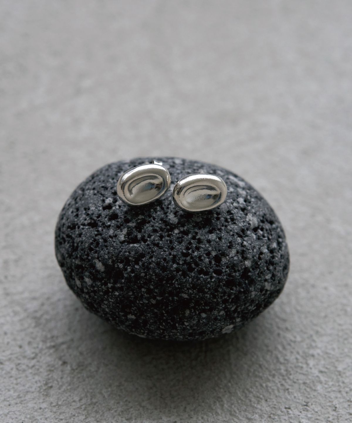 투쉐이드(TOUCHÉD) PEBBLE EARRING 03