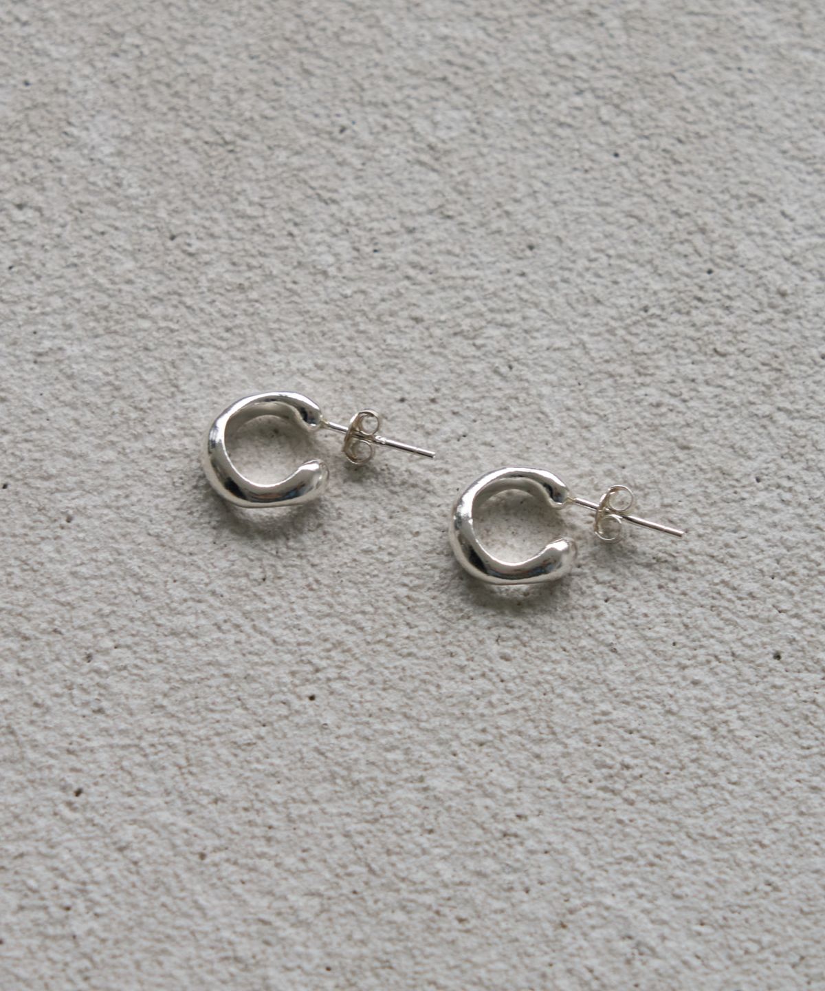 투쉐이드(TOUCHÉD) PEBBLE EARRING 04