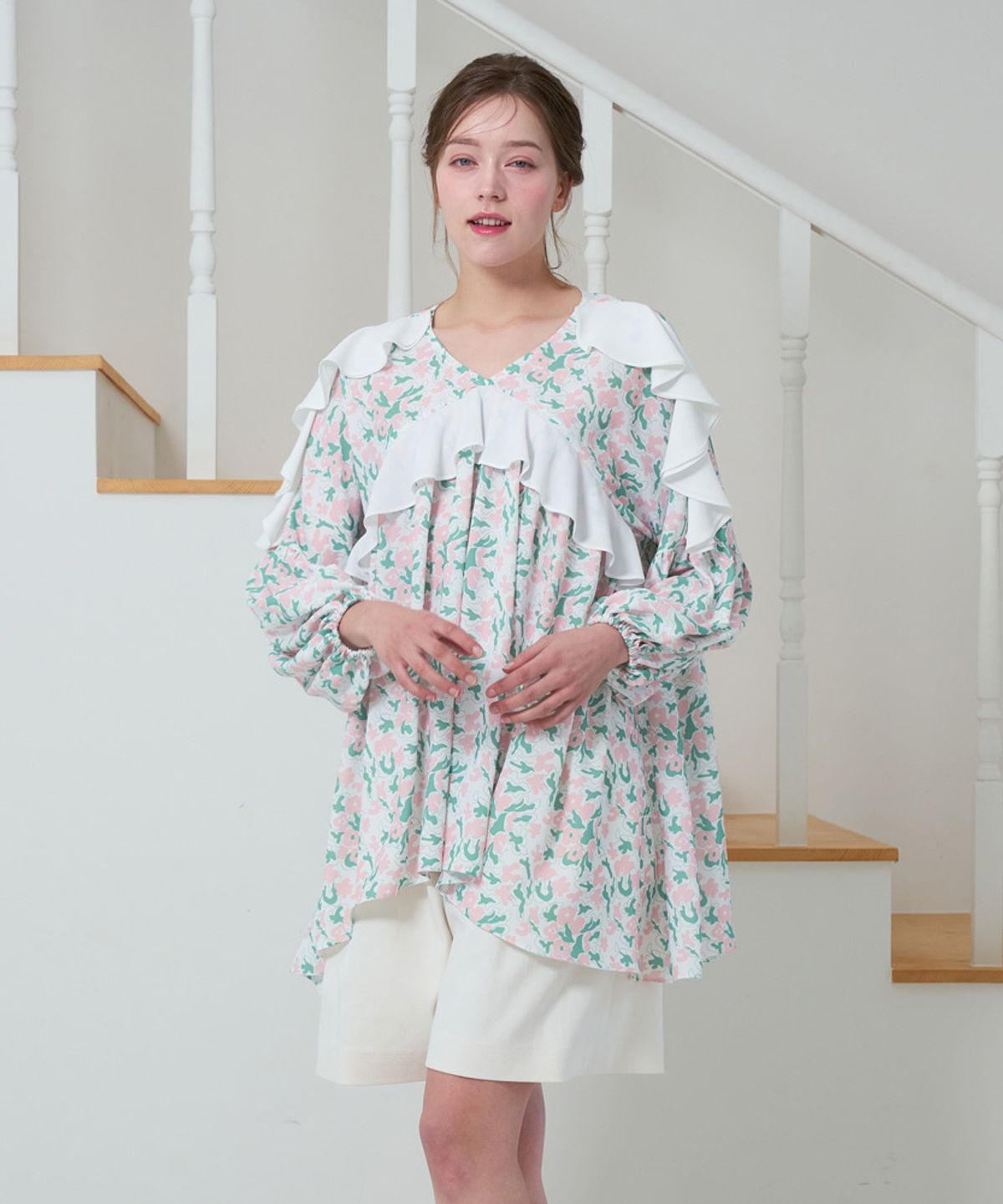 엘바이엘(LBYL) 화이트 러플 플로럴 퍼프소매 블라우스