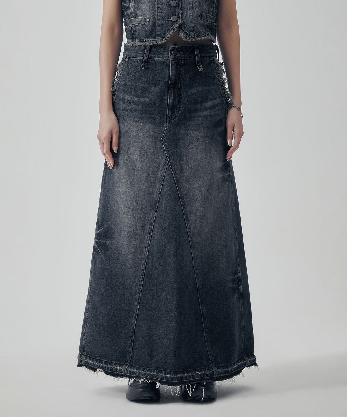 트리밍버드(TREEMINGBIRD) Vintage Frayed Denim Set-up Skirt [ Navy ]