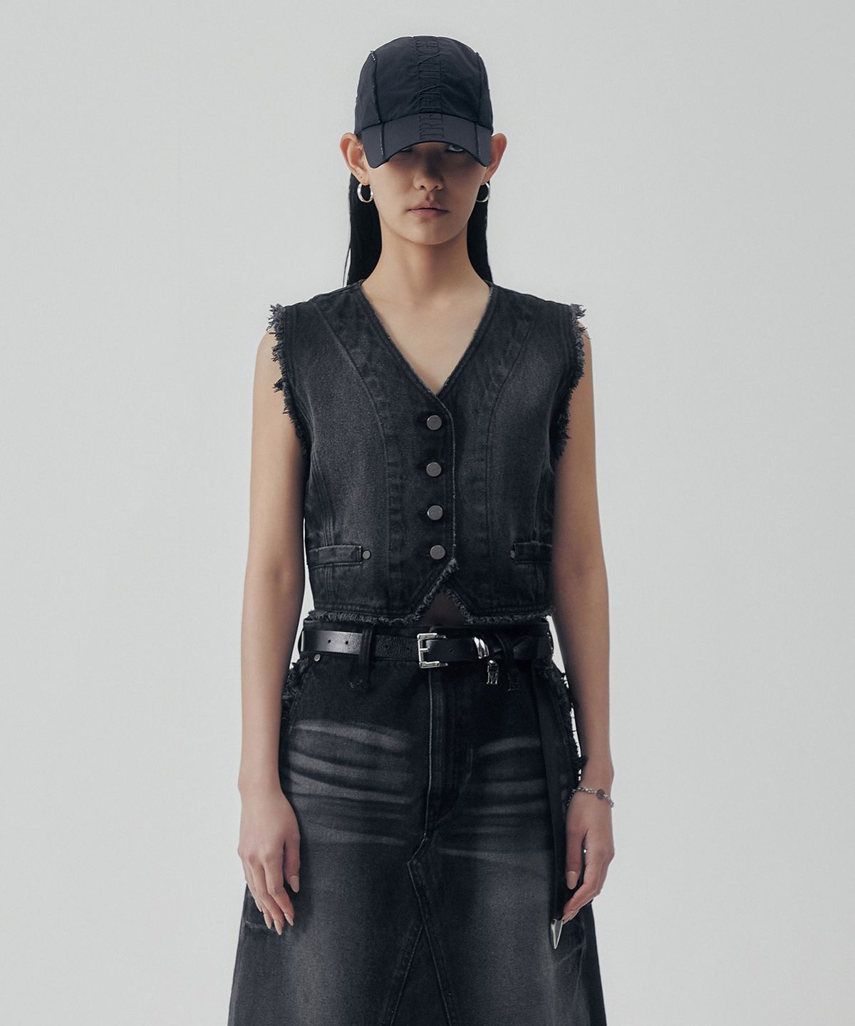 트리밍버드(TREEMINGBIRD) Vintage Frayed Denim Set-up Vest [ Black ]