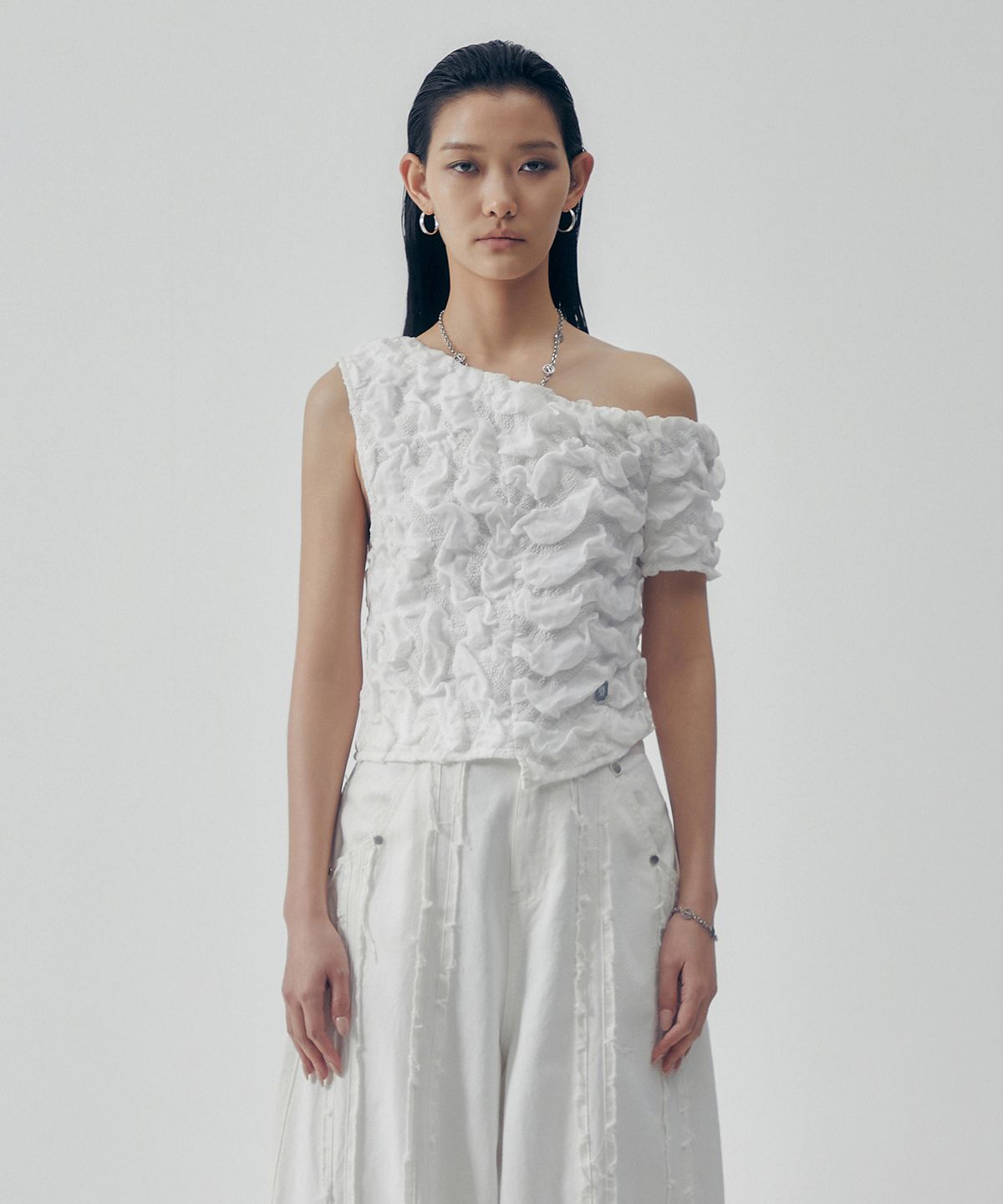 트리밍버드(TREEMINGBIRD) Volume One-shoulder Frill Top [ White ]