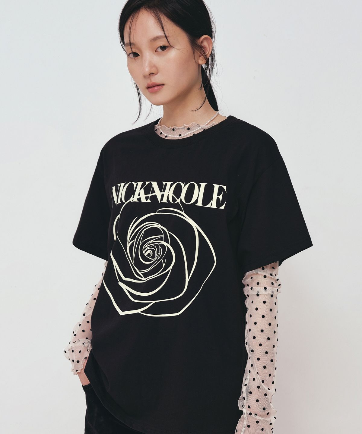 닉앤니콜(NICK&NICOLE) BIG ROSE SLEEVE TOP_BLACK CREAM