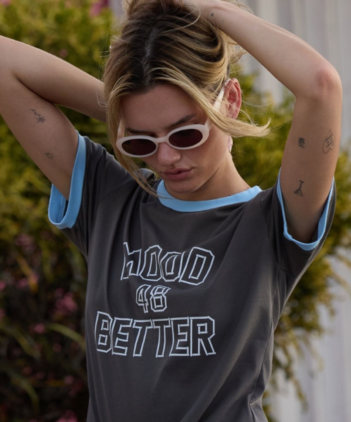 무드베러(MOODBETTER) STITCH LETTERING LINGER T SHIRTS CHARCOAL