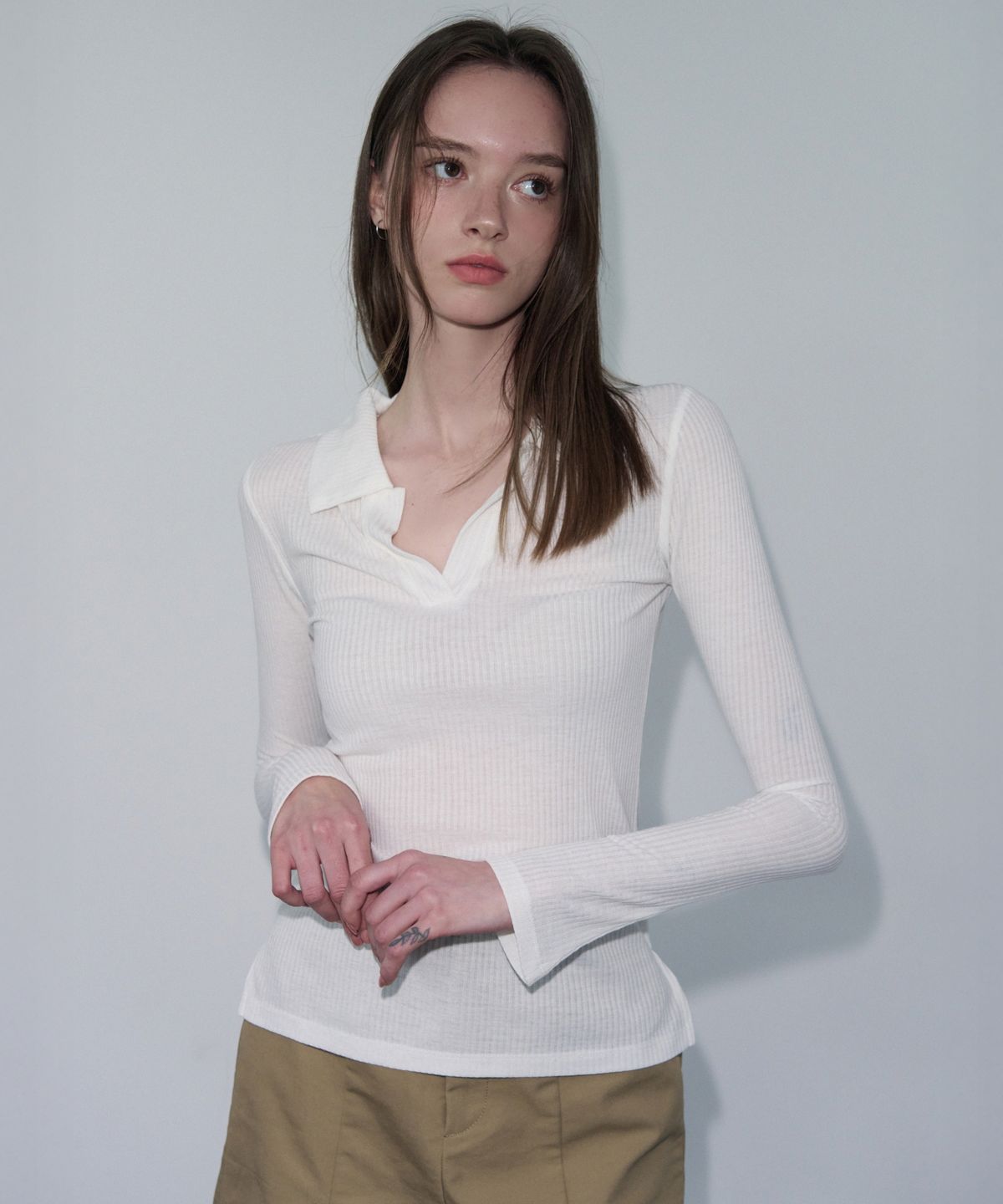 레더리(LEATHERY) 소프트 리브드 카라 탑 [IVORY]