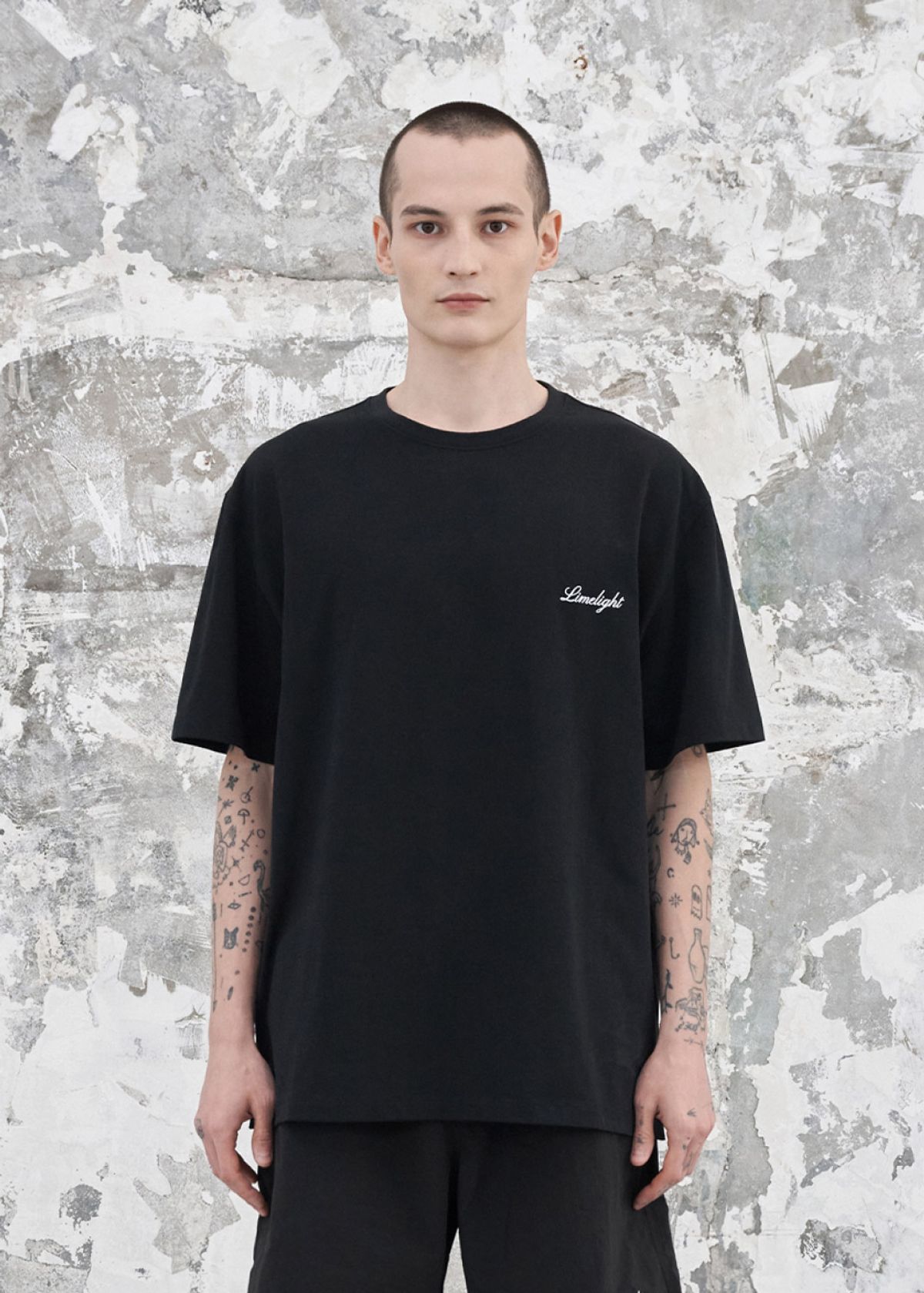 라임라잇 어패럴(LIMELIGHT APPAREL) 어패럴 스크립트 로고 티셔츠 (블랙/화이트)