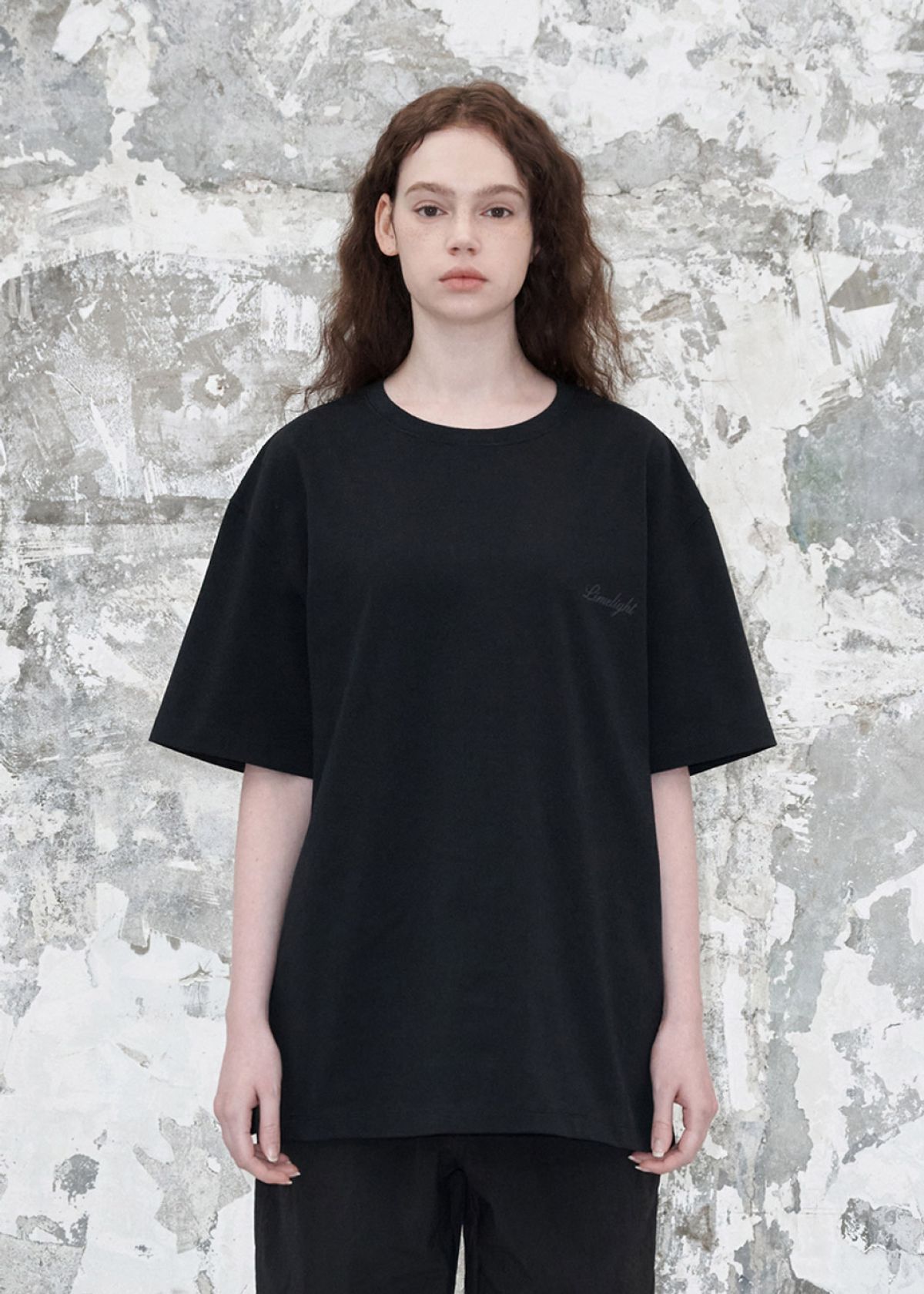 라임라잇 어패럴(LIMELIGHT APPAREL) 어패럴 스크립트 로고 티셔츠 (블랙/그레이)
