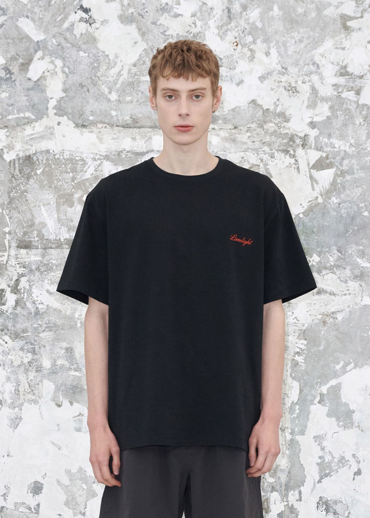 라임라잇 어패럴(LIMELIGHT APPAREL) 어패럴 스크립트 로고 티셔츠 (블랙/레드)