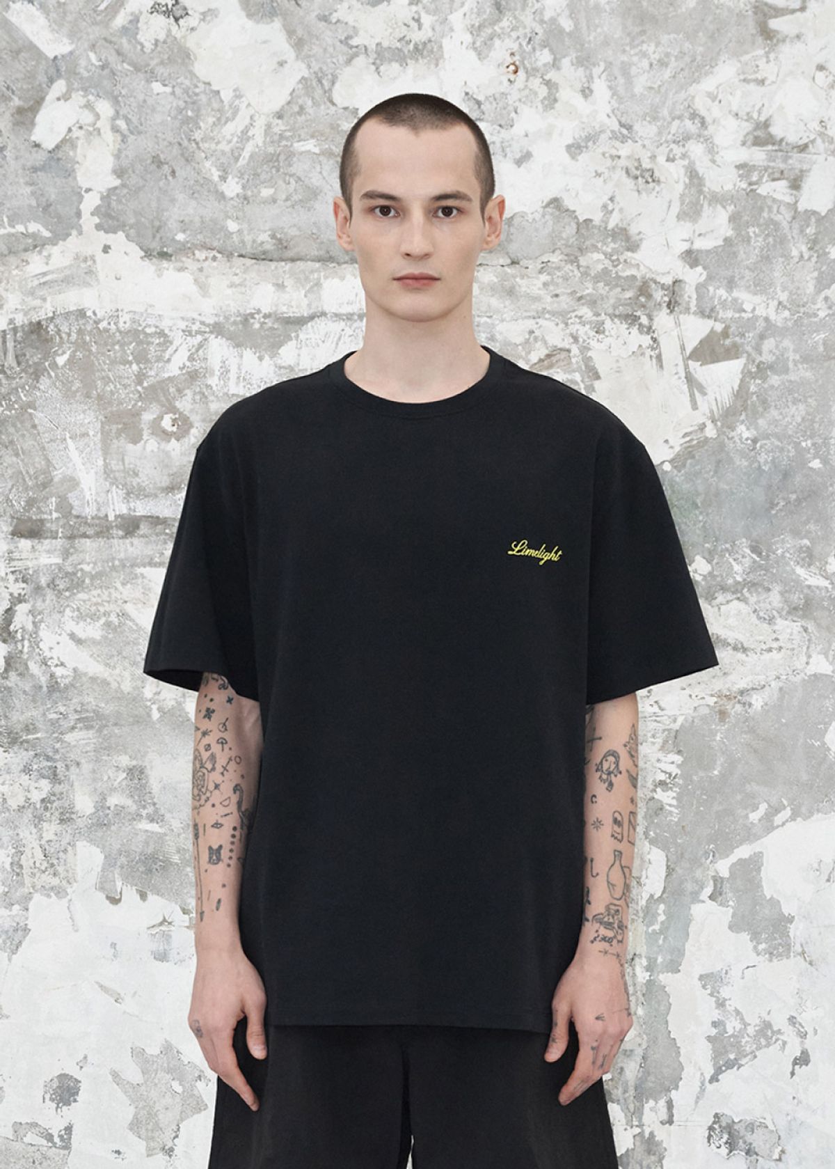 라임라잇 어패럴(LIMELIGHT APPAREL) 어패럴 스크립트 로고 티셔츠 (블랙/라임라잇)