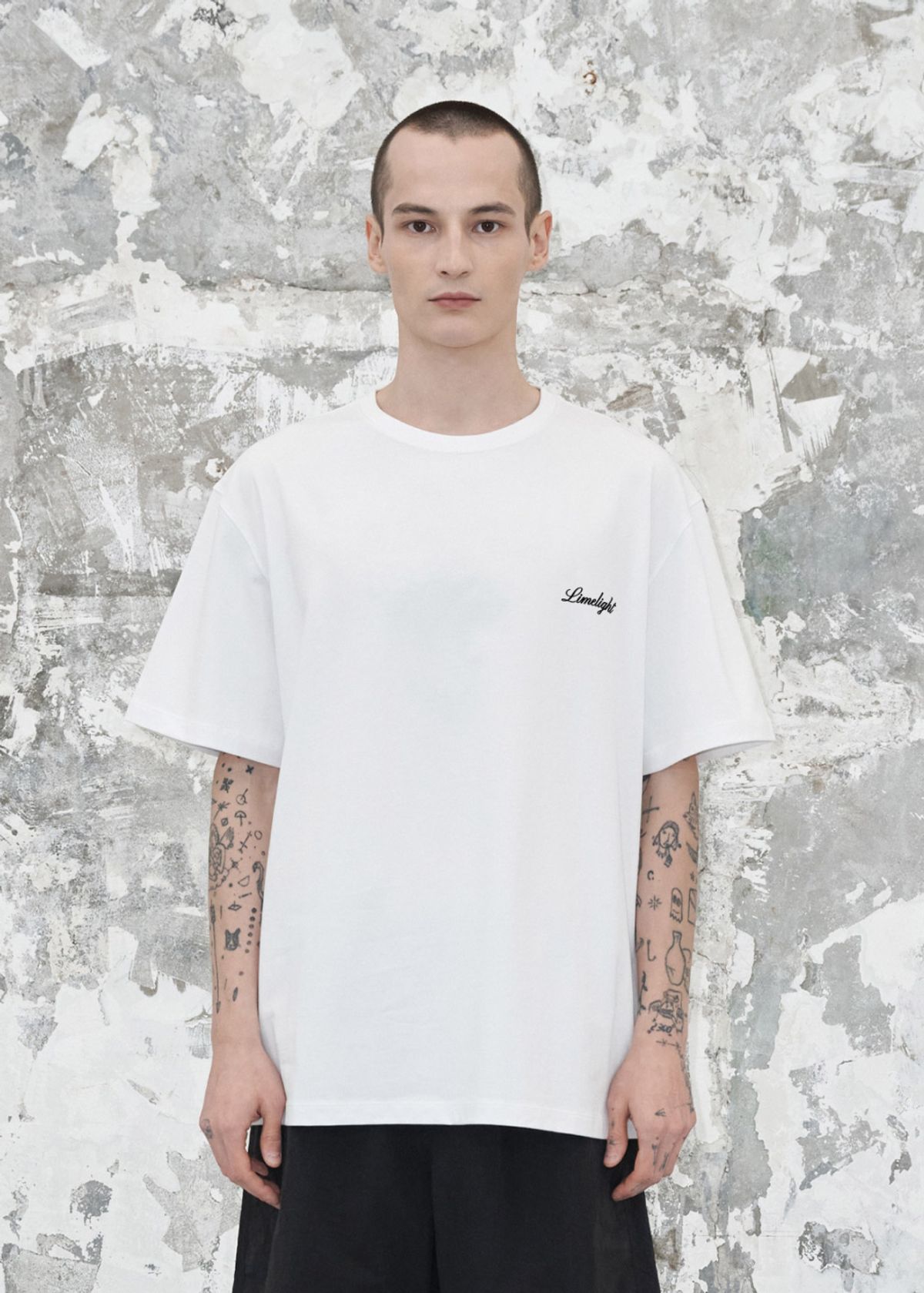 라임라잇 어패럴(LIMELIGHT APPAREL) 어패럴 스크립트 로고 티셔츠 (화이트/블랙)