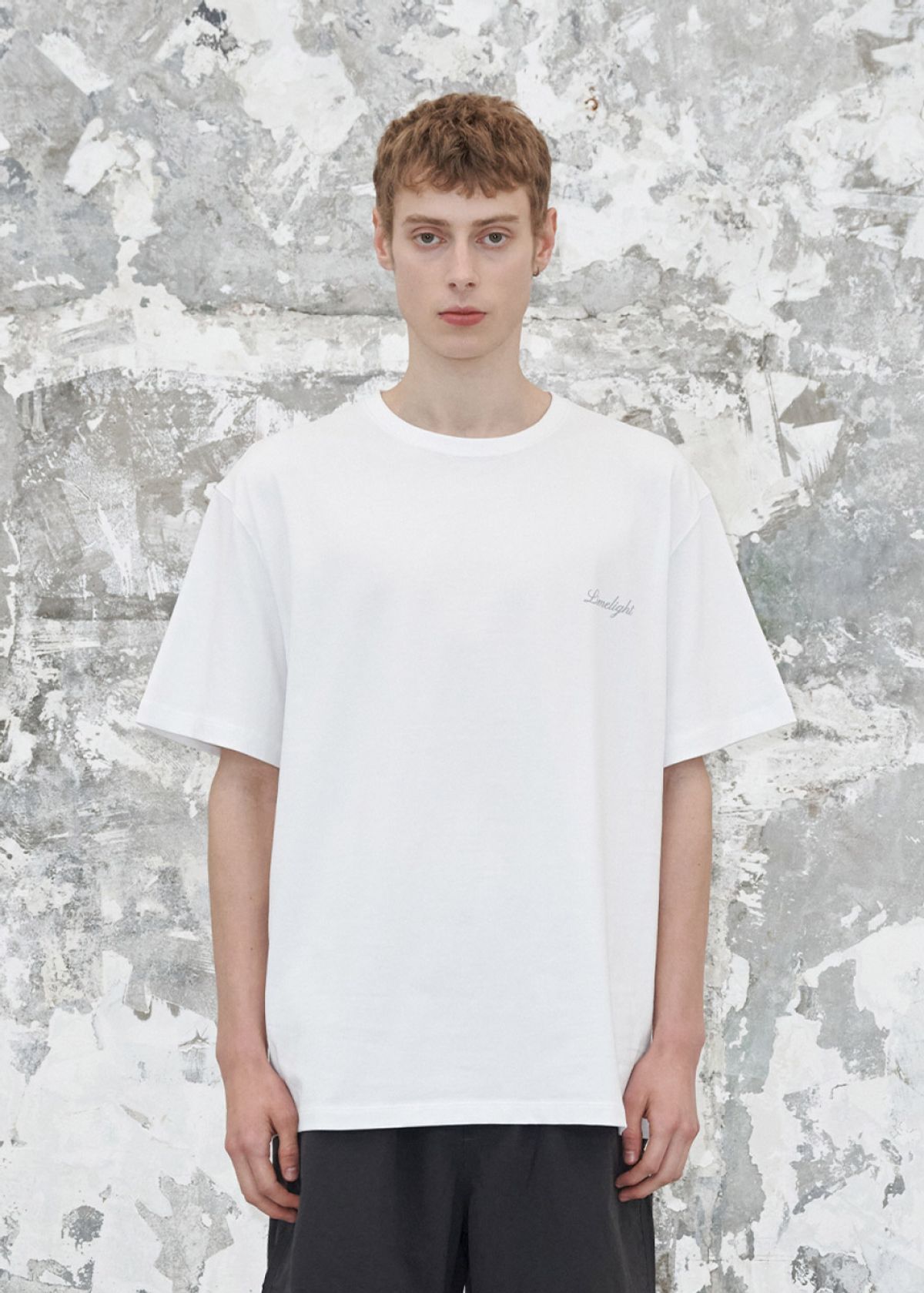 라임라잇 어패럴(LIMELIGHT APPAREL) 어패럴 스크립트 로고 티셔츠 (화이트/그레이)