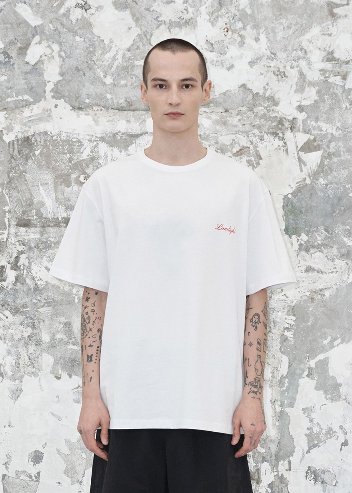 라임라잇 어패럴(LIMELIGHT APPAREL) 어패럴 스크립트 로고 티셔츠 (화이트/레드)
