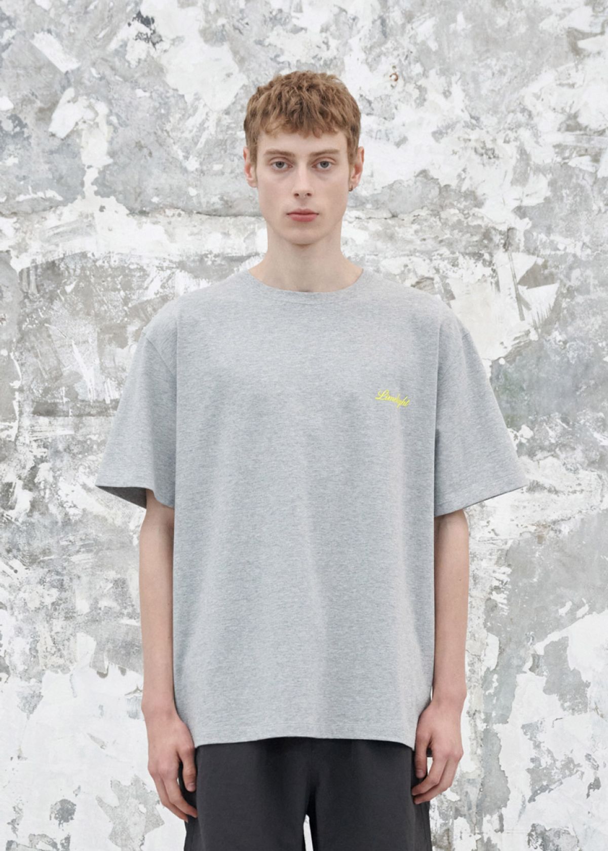 라임라잇 어패럴(LIMELIGHT APPAREL) 어패럴 스크립트 로고 티셔츠 (그레이 멜란지/라임라잇)