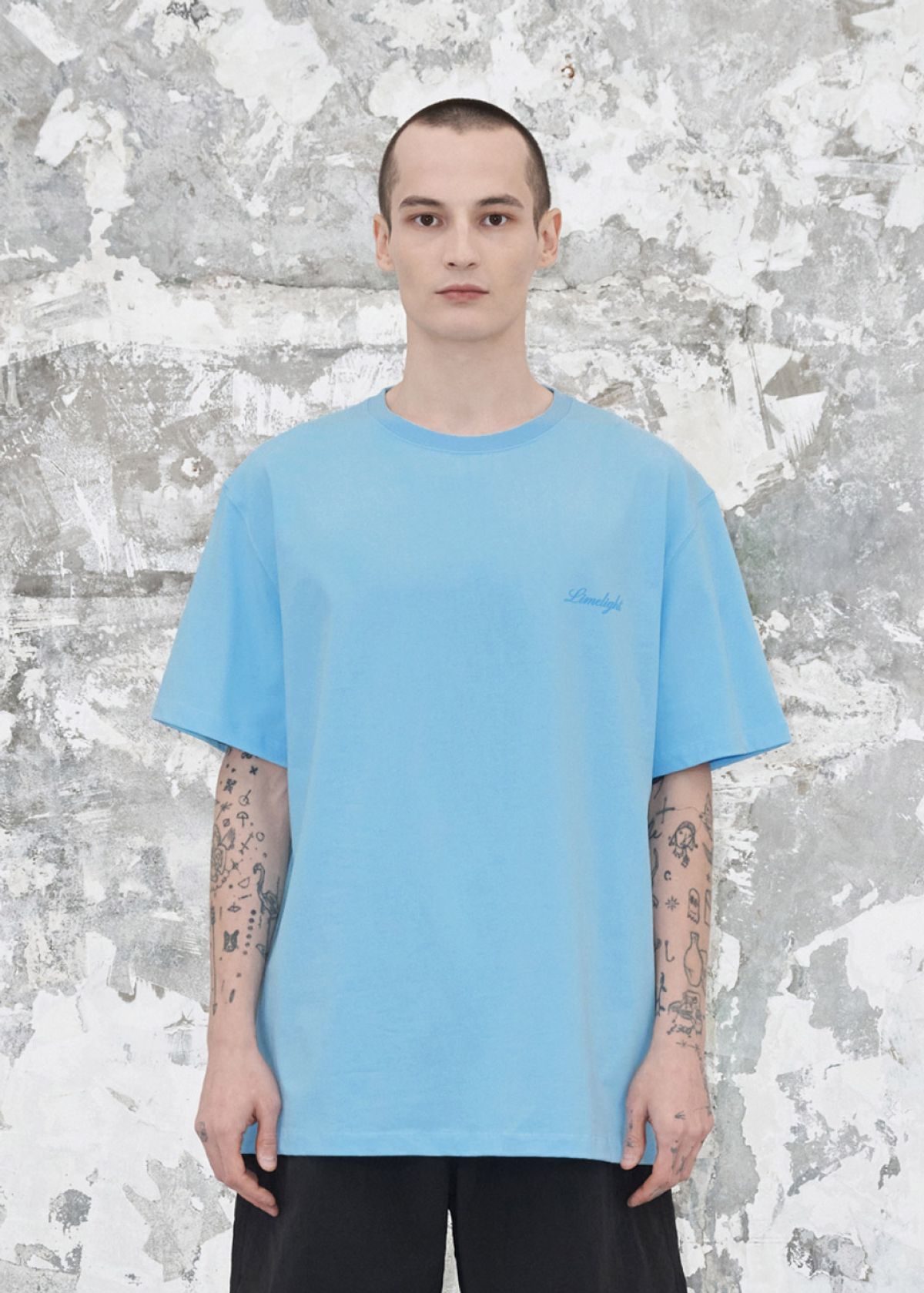 라임라잇 어패럴(LIMELIGHT APPAREL) 어패럴 스크립트 로고 티셔츠 (스카이블루/블루)