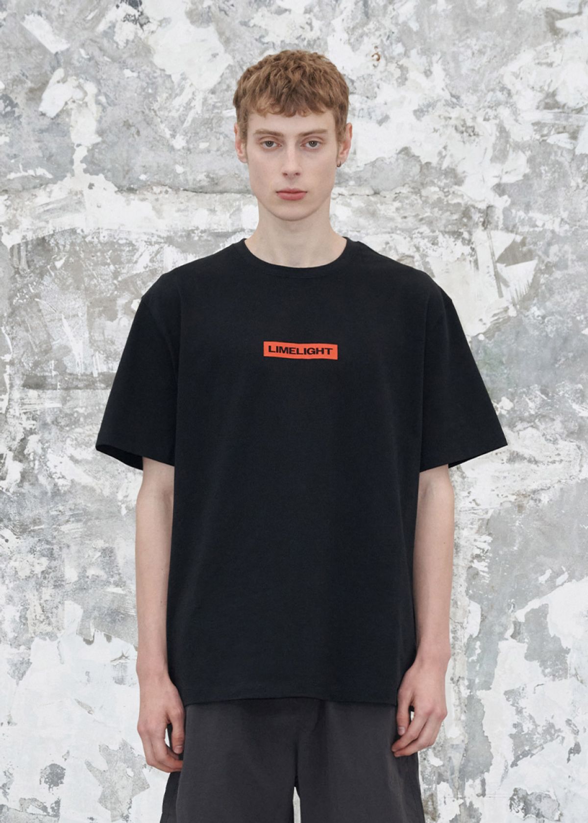 라임라잇 어패럴(LIMELIGHT APPAREL) 어패럴 박스 로고 티셔츠 (블랙/레드)