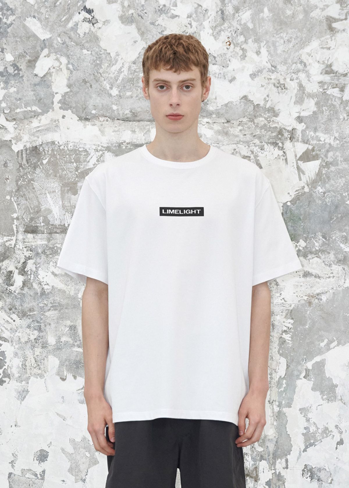 라임라잇 어패럴(LIMELIGHT APPAREL) 어패럴 박스 로고 티셔츠 (화이트/블랙)
