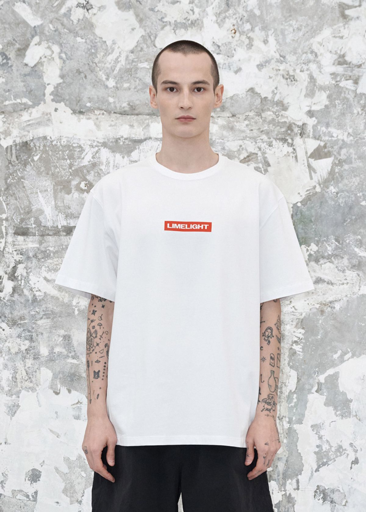 라임라잇 어패럴(LIMELIGHT APPAREL) 어패럴 박스 로고 티셔츠 (화이트/레드)