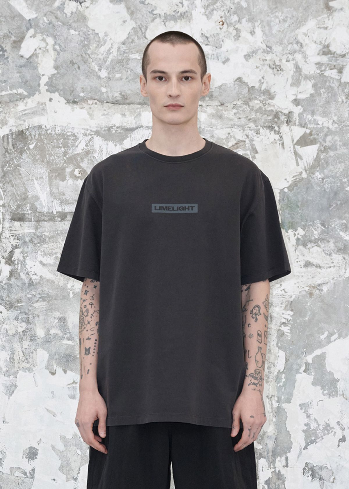 라임라잇 어패럴(LIMELIGHT APPAREL) 어패럴 피그먼트 박스 로고 티셔츠 (블랙/그레이)