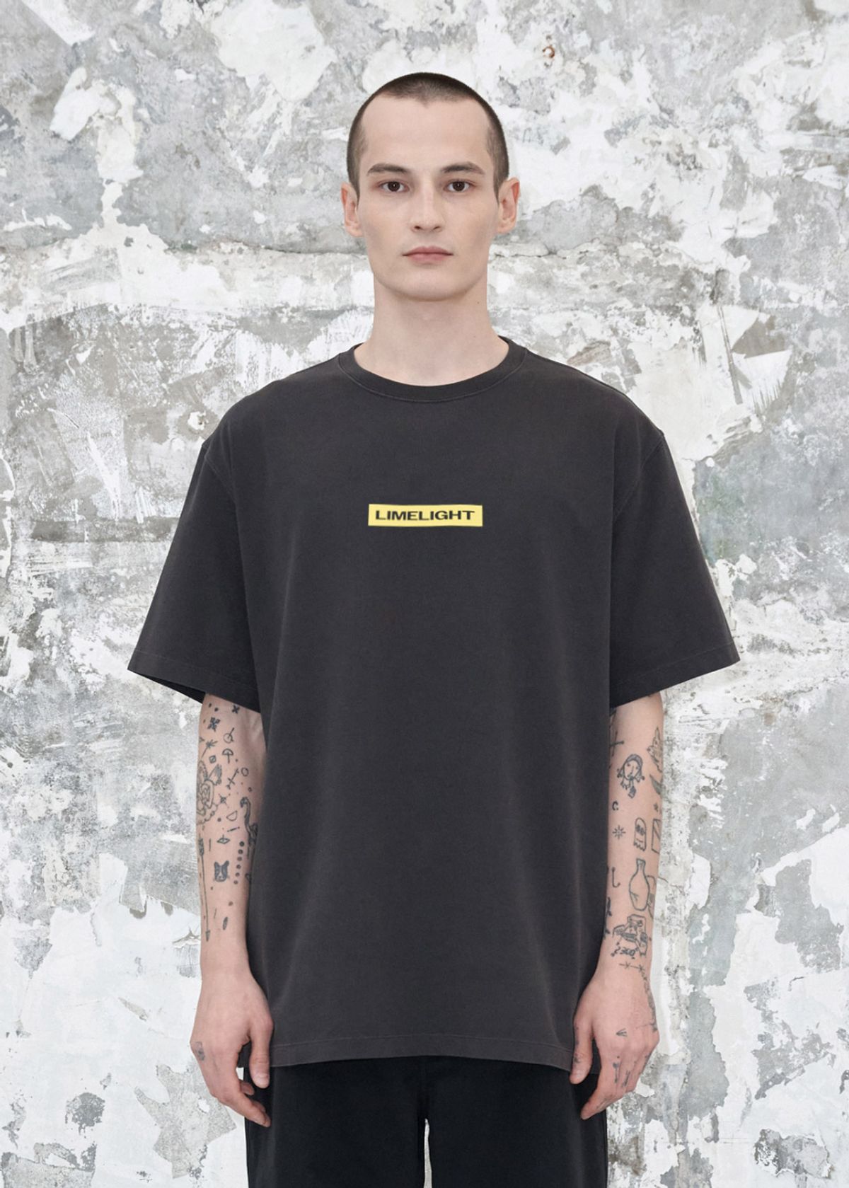 라임라잇 어패럴(LIMELIGHT APPAREL) 어패럴 피그먼트 박스 로고 티셔츠 (블랙/라임라잇)