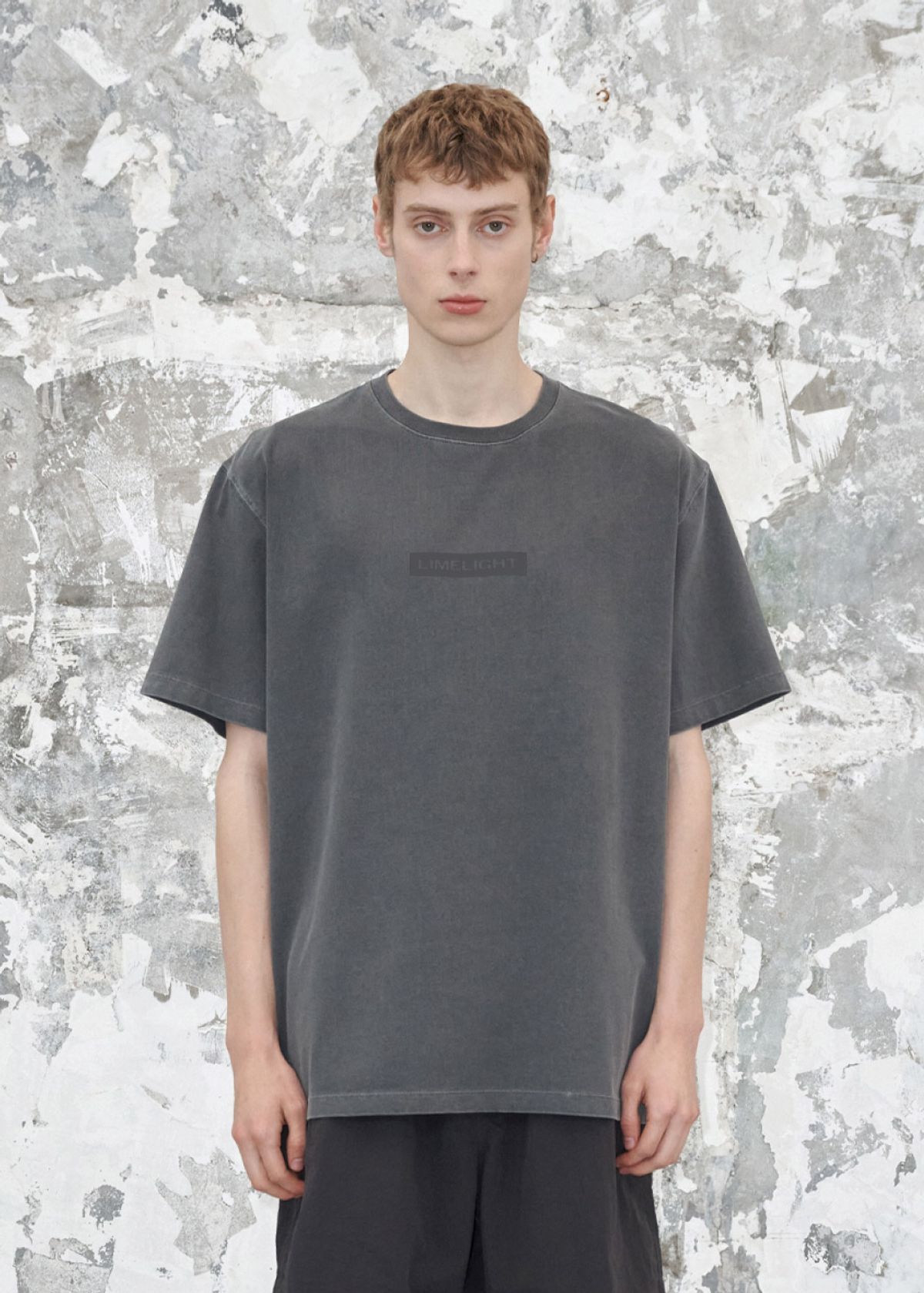 라임라잇 어패럴(LIMELIGHT APPAREL) 어패럴 피그먼트 박스 로고 티셔츠 (차콜/그레이)